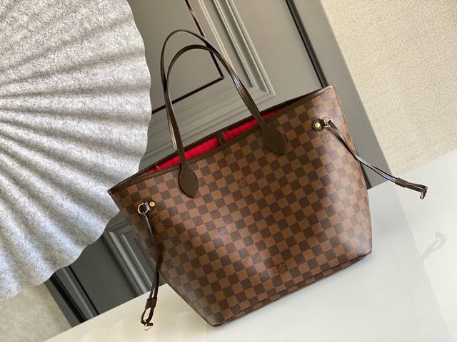 中号钢钉 顶级原单n41358Neverfull 中号手袋极具传奇色彩的 Neverfull 手袋总是能够满足您对手提包的各种需要。 容量大却不显笨重，挺括而手