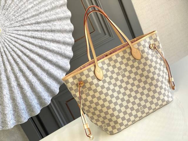 中号钢钉 顶级原单n4 5Neverfull 中号手袋极具传奇色彩的 Neverfull 手袋： 总是能够满足您对手提包的各种需要。 容量大却不显笨重，挺括而手