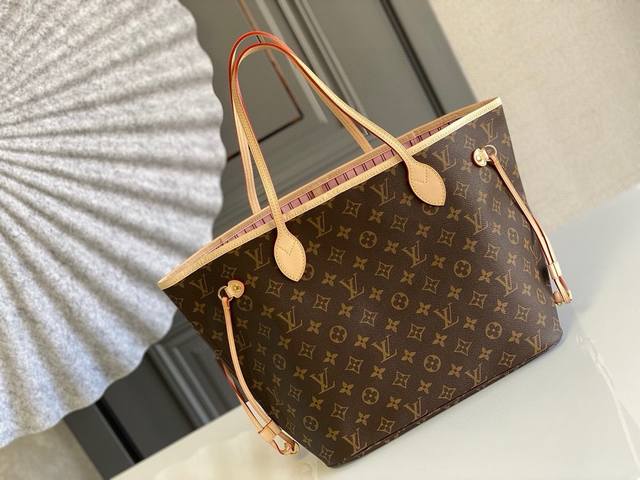 中号钢钉 顶级原单m50366Neverfull 中号手袋 Neverfull 经典手袋，探索袋内精致细节。重新设计的内袋采用了清新的织物内衬，尤其值得称道的莫