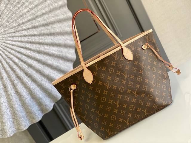 中号钢钉 顶级原单m40995Neverfull 中号手袋 Neverfull 经典手袋，探索袋内精致细节。重新设计的内袋采用了清新的织物内衬，尤其值得称道的莫