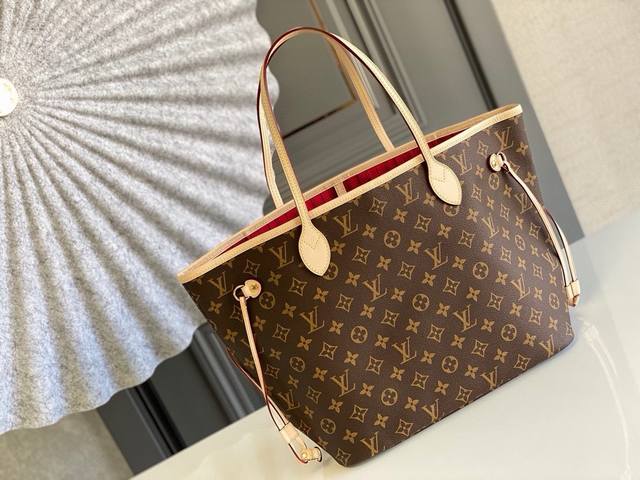 中号钢钉 顶级原单m41177Neverfull 中号手袋 Neverfull 经典手袋，探索袋内精致细节。重新设计的内袋采用了清新的织物内衬，尤其值得称道的莫