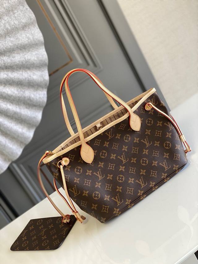 小号钢钉 顶级原单m 杏neverfull Pm這款neverfull Mm手挽袋將雋永經典的設計融合傳統的細節，選用monogram帆布打造，綴以天然牛皮飾邊