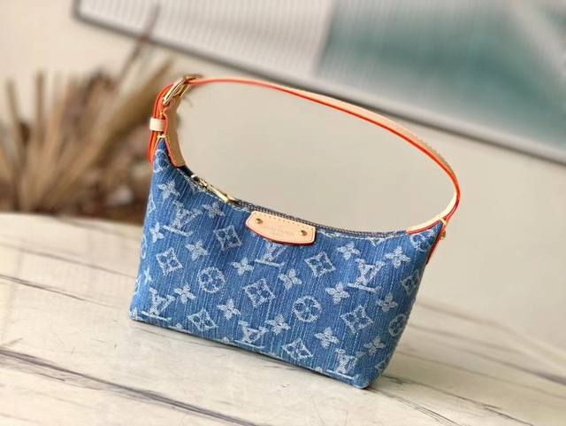 顶级原单 M82949 Mini Moon 手袋选用柔软 Monogram Empreinte ，令拉链头的 Lv Circle 标识等瞩目细节映现珠宝般光辉。