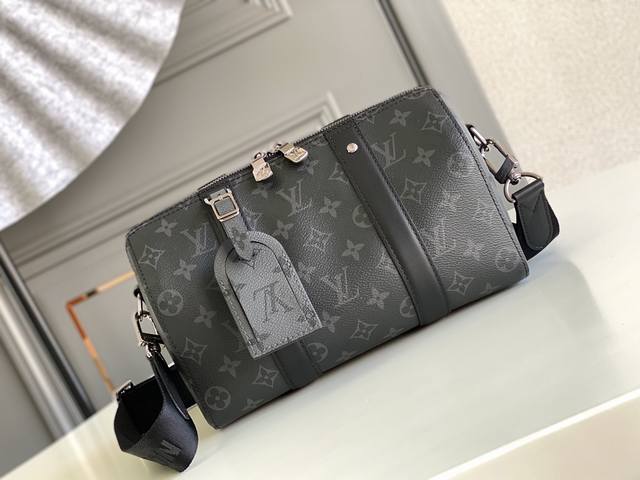 顶级原单m45936City Keepall 手袋keepal 旅行袋浓缩经典构型，成就此款潮流都市手袋。侧面设计趣味呈现翻转效果 Monogram 图案，巧妙