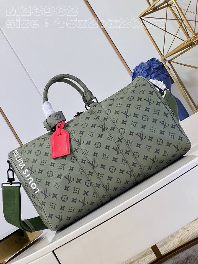 顶级原单 独家实拍 M23962绿 Monogram Tones 系列推出此款 Keepall Bandoulière 45 旅行袋，将清幽的秋日色彩注入 Mo