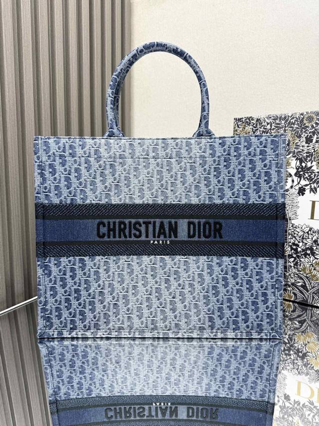 顶级原单牛仔蓝d大号 Dior Book Tote 购物袋这款book Tote手袋灵感来自女装创意总监玛丽亚 嘉茜娅 蔻丽 Maria Grazia Chiu