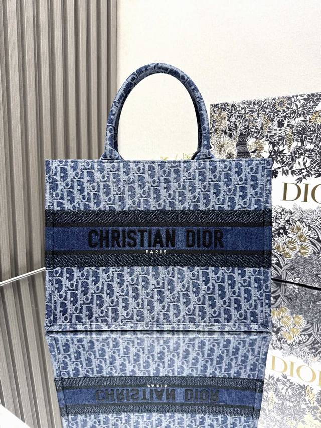 顶级原单牛仔蓝d中号 Dior Book Tote 购物袋这款book Tote手袋灵感来自女装创意总监玛丽亚 嘉茜娅 蔻丽 Maria Grazia Chiu