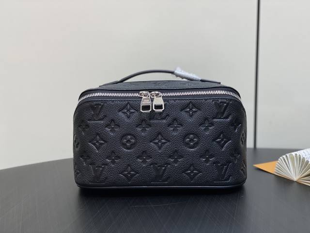 原单精品 M11750黑色全皮压花 洗漱包手拿包系列 Toiletry Bag 盥洗袋 Toiletry Bag2 Compartments盥洗袋取材monog