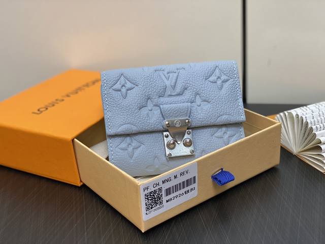 原单精品 M82926浅蓝色全皮压花 三折钱包系列 Pochette Metis Compact 钱夹 和梅蒂斯”系列的皮具系列一样，用柔软的monogram