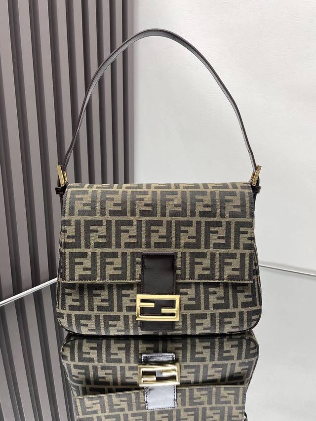 特惠 大号金扣法棍新款vintage Fendi 复古老花啡色油腊牛皮手提、单肩包 尺寸29X21X11 8