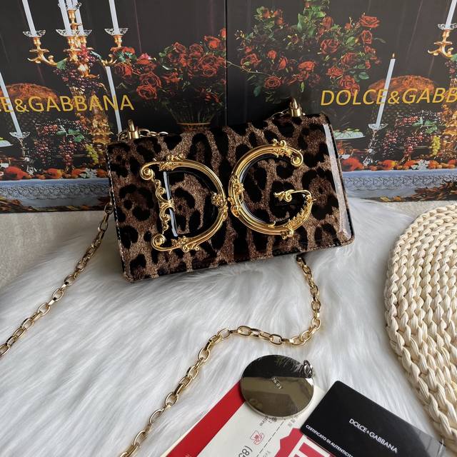 Dolce & Gabbana 杜嘉班纳 款号：4153漆皮豹纹，原单 细腻手工制造 系列斜挎包 采用进口原材料 正面点缀树脂底镀真金dg徽标 正面翻盖采用隐藏