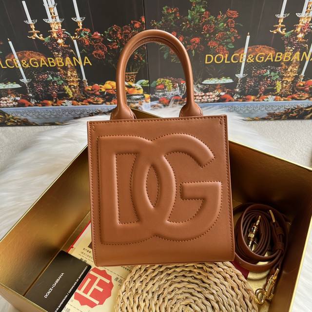 Dolce & Gabbana 杜嘉班纳 新款。款号：5527 原单 Dg Logo Bag 迷你托特包细腻手工制造 采用进口牛皮包身顶部纯手工油边 ，众多明星