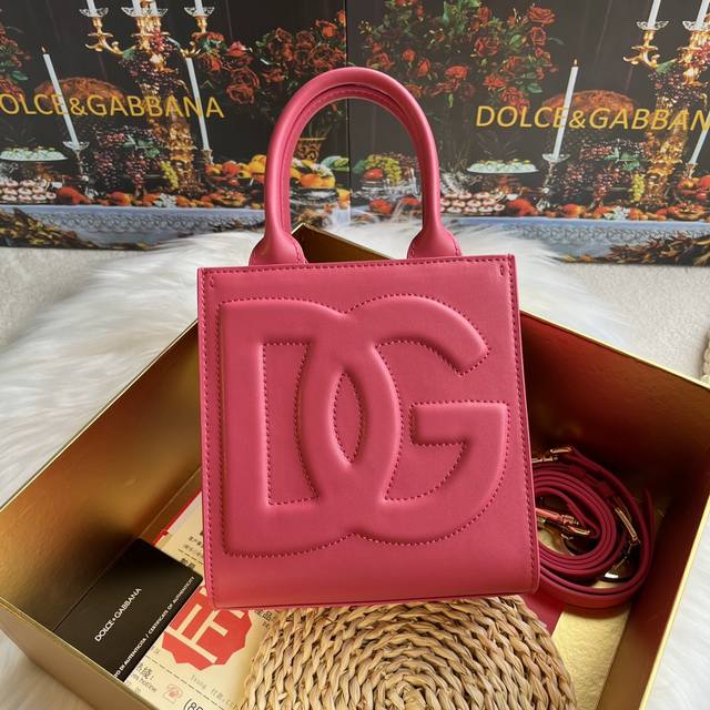 Dolce & Gabbana 杜嘉班纳 新款。款号：5527 原单 Dg Logo Bag 迷你托特包细腻手工制造 采用进口牛皮包身顶部纯手工油边 ，众多明星