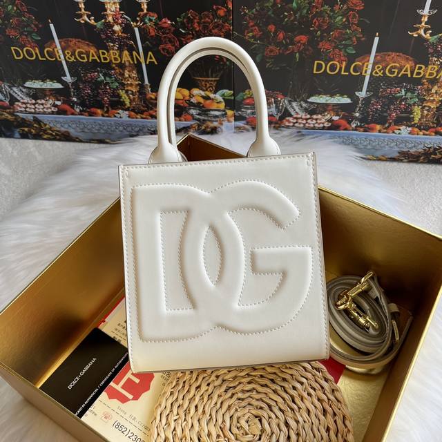 Dolce & Gabbana 杜嘉班纳 新款。款号：5527 原单 Dg Logo Bag 迷你托特包细腻手工制造 采用进口牛皮包身顶部纯手工油边 ，众多明星