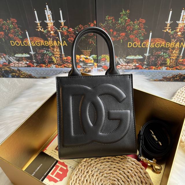 Dolce & Gabbana 杜嘉班纳 新款。款号：5527 原单 Dg Logo Bag 迷你托特包细腻手工制造 采用进口牛皮包身顶部纯手工油边 ，众多明星