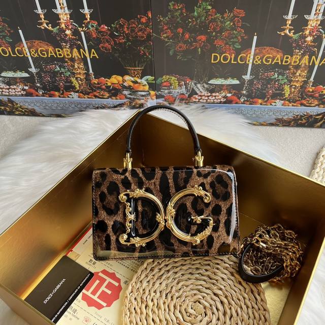 Dolce & Gabbana 杜嘉班纳 新款。款号：9111漆皮豹纹 原单 细腻手工制造 采用进口牛皮包身顶部纯手工油边 点缀dg双电镀标牌时尚潮流，正面翻盖