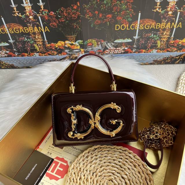 Dolce & Gabbana 杜嘉班纳 新款。款号：9111漆皮 原单 细腻手工制造 采用进口牛皮包身顶部纯手工油边 点缀dg双电镀标牌时尚潮流，正面翻盖采用