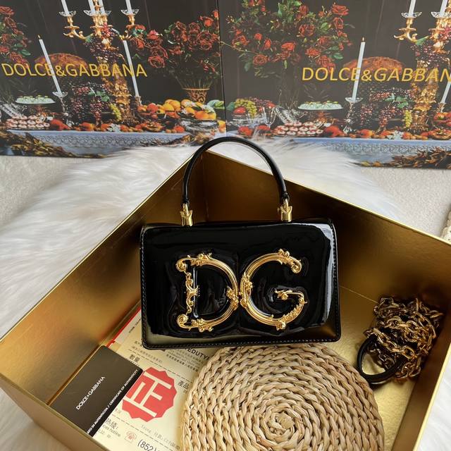 Dolce & Gabbana 杜嘉班纳 新款。款号：9111漆皮 原单 细腻手工制造 采用进口牛皮包身顶部纯手工油边 点缀dg双电镀标牌时尚潮流，正面翻盖采用