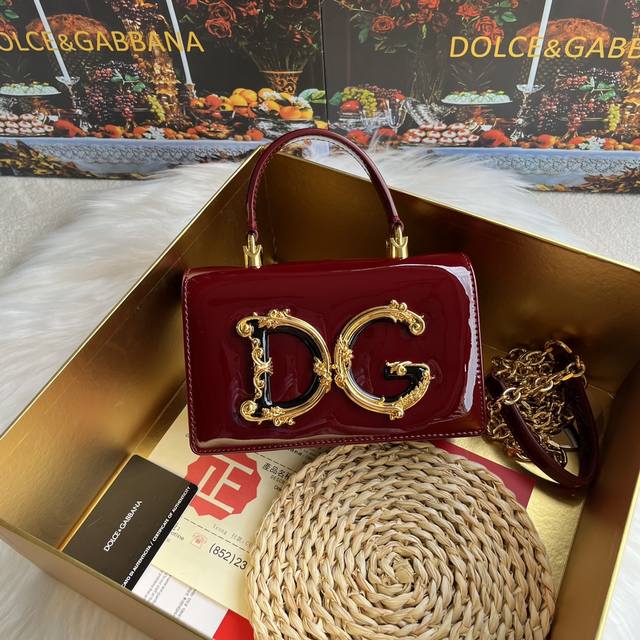 Dolce & Gabbana 杜嘉班纳 新款。款号：9111漆皮 原单 细腻手工制造 采用进口牛皮包身顶部纯手工油边 点缀dg双电镀标牌时尚潮流，正面翻盖采用