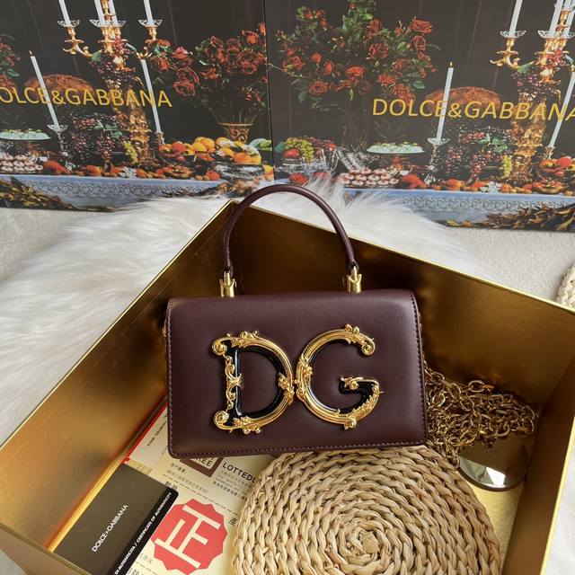 Dolce & Gabbana 杜嘉班纳 新款。款号：9111原单 细腻手工制造 采用进口牛皮包身顶部纯手工油边 点缀dg双电镀标牌时尚潮流，正面翻盖采用隐藏式