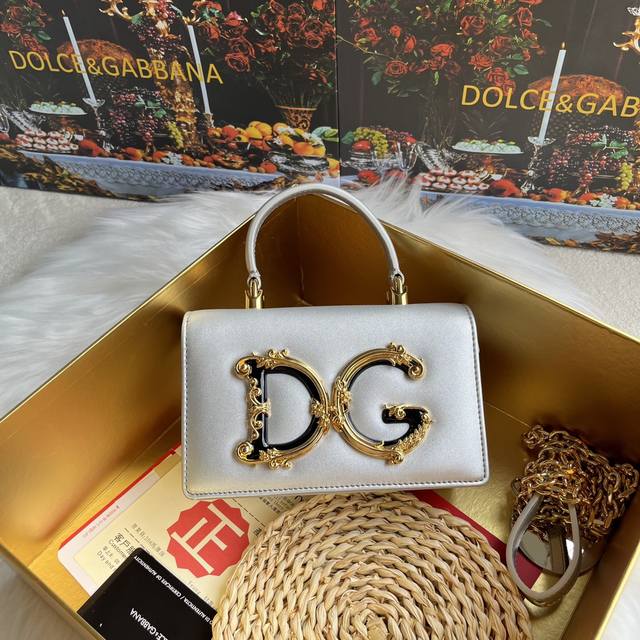 Dolce & Gabbana 杜嘉班纳 新款。款号：9111原单 细腻手工制造 采用进口牛皮包身顶部纯手工油边 点缀dg双电镀标牌时尚潮流，正面翻盖采用隐藏式