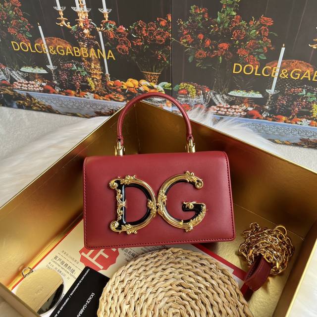 Dolce & Gabbana 杜嘉班纳 新款。款号：9111原单 细腻手工制造 采用进口牛皮包身顶部纯手工油边 点缀dg双电镀标牌时尚潮流，正面翻盖采用隐藏式