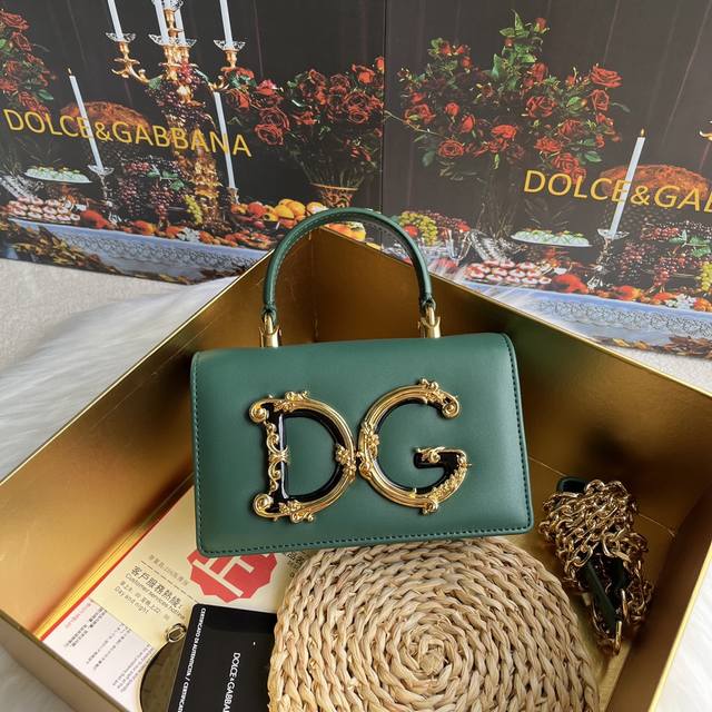 Dolce & Gabbana 杜嘉班纳 新款。款号：9111原单 细腻手工制造 采用进口牛皮包身顶部纯手工油边 点缀dg双电镀标牌时尚潮流，正面翻盖采用隐藏式