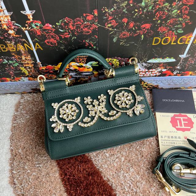 款号：4133掌纹 高端货 Dolce & Gabbana 杜嘉班纳 时尚界另一款铂金包 细腻手工制造 经典款 纯色百搭 众多明星的最爱 可斜挎 配镜子 海外代