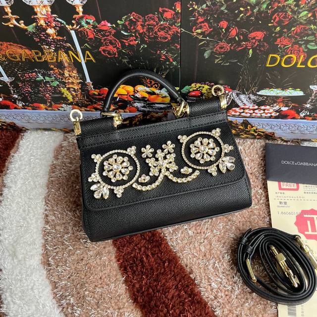 款号：4133掌纹 高端货 Dolce & Gabbana 杜嘉班纳 时尚界另一款铂金包 细腻手工制造 经典款 纯色百搭 众多明星的最爱 可斜挎 配镜子 海外代