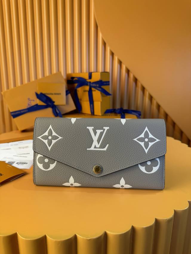 M 49 [Mb特級變碼芯片] 这款经典的louis Vuitton Sarah钱包以双色monogram印花皮革版重新设计，并以标志性的 Monogram图案