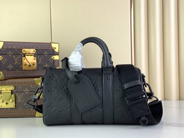 出厂价 Keepall Xs 手袋 M20900 黑色 压花 升级版 路易威登推出aerogram 版本的新款 Keepall Xs，由黑色柔软粒面皮革制成，内