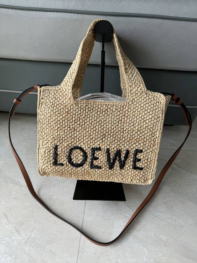 小号酒椰纤维loewe Font Tote 手袋loewe Font Tote 是一款长方体手袋，完全由酒椰纤维编织而成饰有对比色 Loewe 标志 图片尺寸小