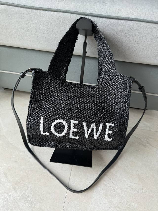 小号酒椰纤维loewe Font Tote 手袋loewe Font Tote 是一款长方体手袋，完全由酒椰纤维编织而成饰有对比色 Loewe 标志 图片尺寸小