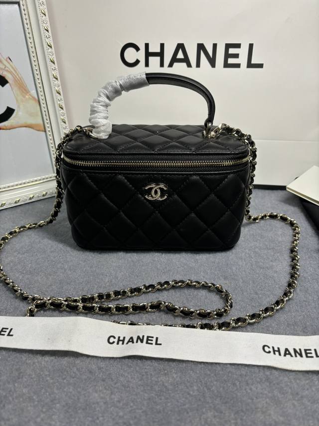 官网图仅供参考 秋冬新款chanel 化妆盒 材质：小羊皮与金色金属 颜色：黑 尺寸：9.5×17×8Cm 造型编号：Ap3012