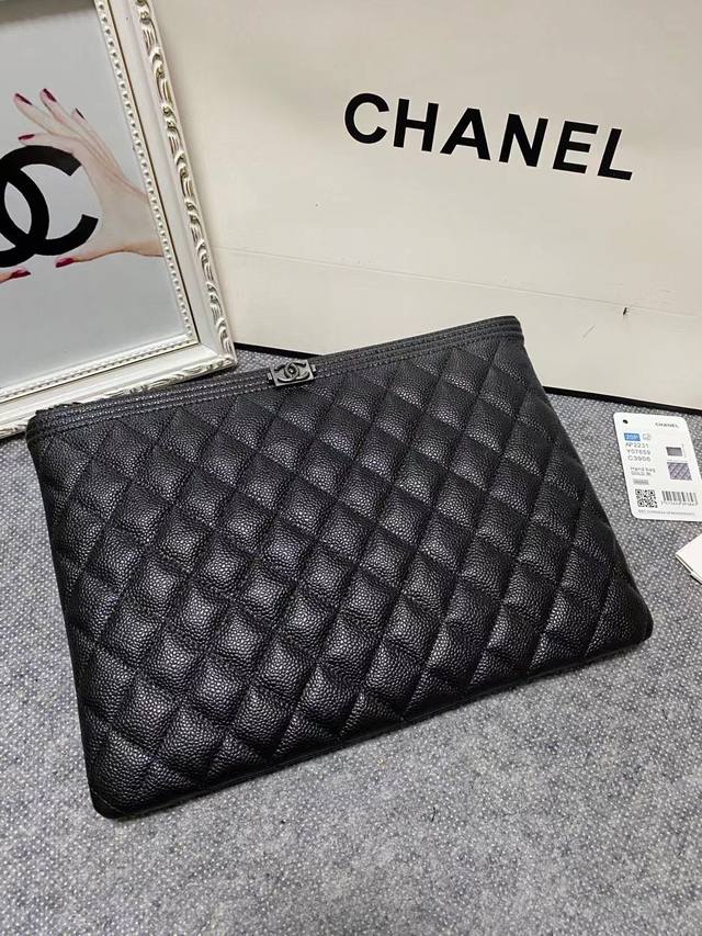 Chanel 爆款ipad手拿包 采用法国进口原版牛皮球纹 简单又不失大气 最重要的还是实用 皮质柔软细腻 手感舒服 容量可是非常大 小型号2231尺寸 30C