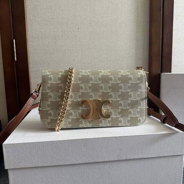 新品上线 Celine 新品上线. Triomphe Canvas 标志印花 翻盖配以装饰性triomphe 锁扣，按扣开合 ，内设一个主隔层 一个扁平口袋 拆