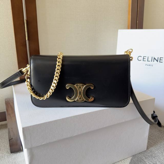 新品上线 Celine 新品上线. Triomphe Canvas 标志印花 翻盖配以装饰性triomphe 锁扣，按扣开合 ，内设一个主隔层 一个扁平口袋 拆