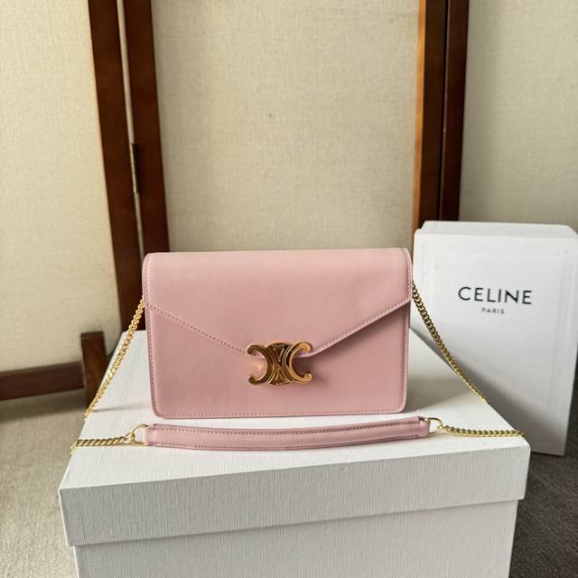 Celin* Cuir Triomphe标志印花牛皮革woc 全新链条老花牛皮革信封包 搭配复古凯旋门全钢金属按扣 拥有卡槽的woc超级实用 毫无压力的链条设计