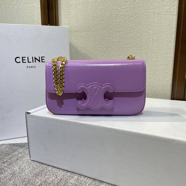 新品上线｜Celine 春夏新款 新出皮扣链条腋下包，新出的亮点在于从经典金属凯旋门换了立体皮扣浮雕凯旋门、链条的质感让整个包感觉更奢侈高调，气质永远在线 时髦