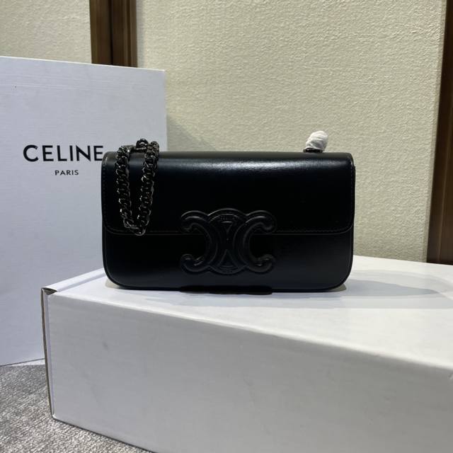 新品上线｜Celine 春夏新款 新出皮扣链条腋下包，新出的亮点在于从经典金属凯旋门换了立体皮扣浮雕凯旋门、链条的质感让整个包感觉更奢侈高调，气质永远在线 时髦