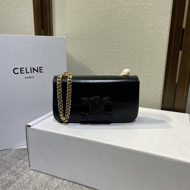 新品上线｜Celine 春夏新款 新出皮扣链条腋下包，新出的亮点在于从经典金属凯旋门换了立体皮扣浮雕凯旋门、链条的质感让整个包感觉更奢侈高调，气质永远在线 时髦