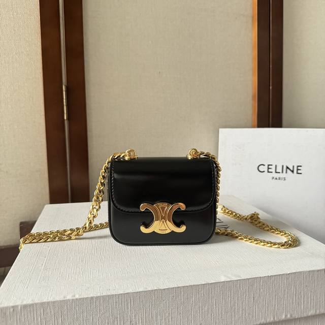 Celine 链条郯金扣，新品 Mini 耳机包 C家这 年陆续出的小包但这一季cline Mini可可爱爱必收、 虽然小包容量不是特别大、但是颜值暴击，可爱暴