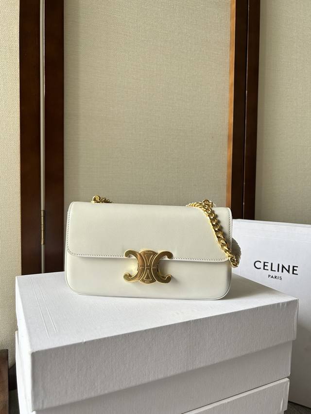 Chain Shoulder Bag 22S早春系列短款链条腋下包来咯，精致富家小姐姐的专属包包！Chain Shoulder Bag在爆款凯旋门腋下包的基础上