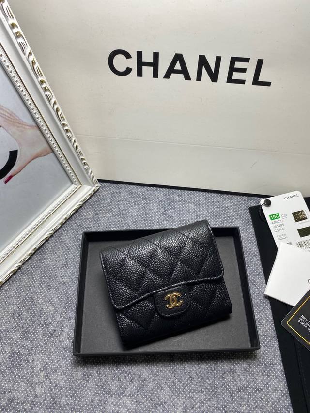 Chanel．型号1070、进口原版球纹牛皮、尺寸12*10*3.5、