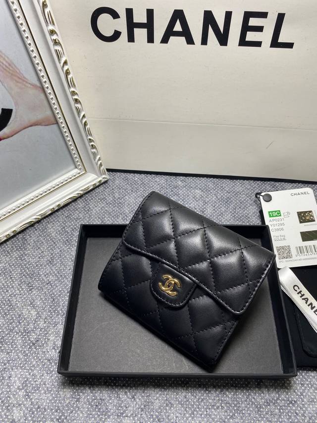 Chanel．型号1070、进口原版平纹小羊皮：尺寸12*10*3.5、