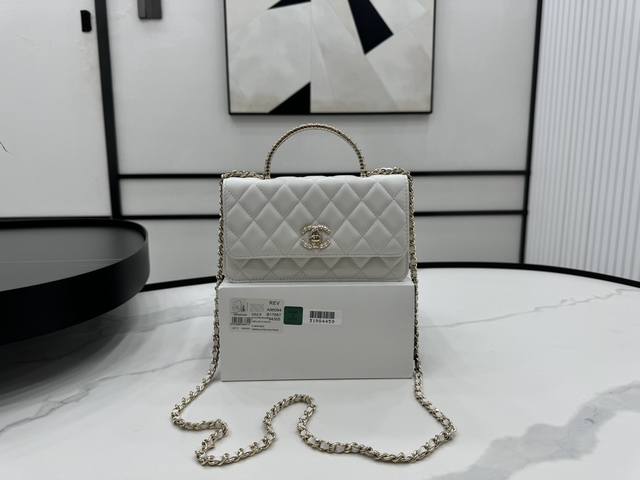 A96094 Chanel 羊皮手柄woc 手柄很有特色 重工打造 金属手柄woc第一眼看到就深深爱上 进口羊皮质感柔滑细腻 首先就是手感舒适 超好 颜值不必说