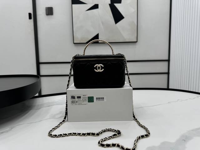 A96095 Chanel 羊皮手柄盒子包 手柄很有特色 重工打造 金属手柄woc第一眼看到就深深爱上 进口羊皮质感柔滑细腻 首先就是手感舒适 超好 颜值不必说