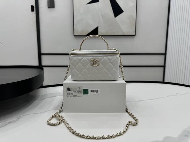 A96095 Chanel 羊皮手柄盒子包 手柄很有特色 重工打造 金属手柄woc第一眼看到就深深爱上 进口羊皮质感柔滑细腻 首先就是手感舒适 超好 颜值不必说