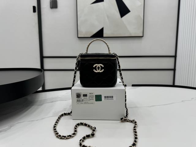 A96096 Chanel 羊皮手柄盒子包 手柄很有特色 重工打造 金属手柄woc第一眼看到就深深爱上 进口羊皮质感柔滑细腻 首先就是手感舒适 超好 颜值不必说