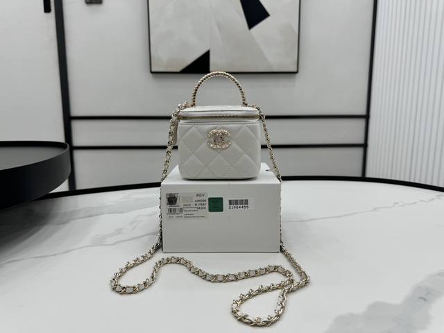 A96096 Chanel 羊皮手柄盒子包 手柄很有特色 重工打造 金属手柄woc第一眼看到就深深爱上 进口羊皮质感柔滑细腻 首先就是手感舒适 超好 颜值不必说